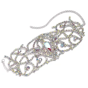 Vista dettagliata della catena da braccio in strass alla moda con zirconi e design traforato.