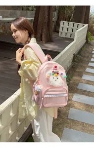 Détail du joli sac à dos rose pour étudiant, design peluche chiot duveteux avec bordure en dentelle.