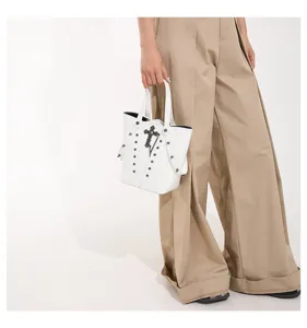 Atractivo bolso tipo cubo en color blanco con cruz gótica estilo punk y remaches.