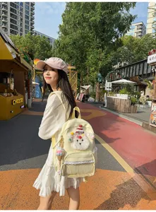 Vue détaillée d'un sac à dos mignon pour fille avec un design de chiot et bordure en dentelle.