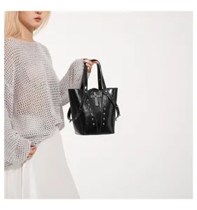 Bolso cubo de cuero PU negro estilo punk retro con cruz de metal y remaches geniales.