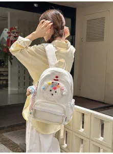 Vue détaillée du joli sac à dos en peluche de chiot avec bordure en dentelle et grand sac blanc.