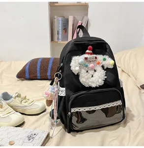Vue détaillée du joli sac à dos chiot avec bordure en dentelle et poche avant transparente.
