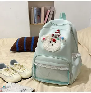 Vue détaillée du joli sac à dos vert clair avec chiot peluche et bordure en dentelle.