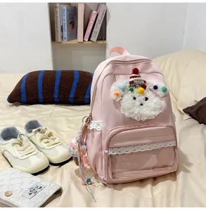 Sac à dos rose vue détaillée avec adorable peluche chiot moelleux et bordure en dentelle.