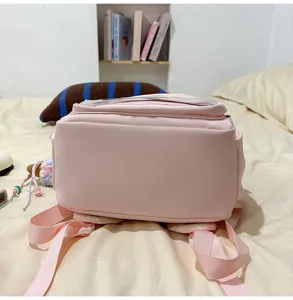 Vue détaillée d'un sac à dos rose, cartable mignon et décontracté avec bretelles confortables.