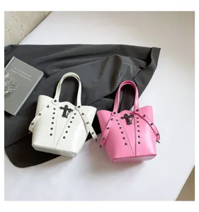 Bolso cubo vintage punk con cruz de metal Y2K bolso de mano gótico con tachuelas para mujer