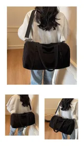 Dettaglio borsa da viaggio in velluto a coste nero, grande capacita tracolla comoda.