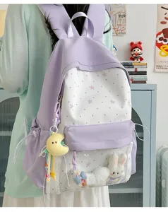 Detailansicht des niedlichen japanischen Rucksacks mit Sichtfenster und Plüschanhängern.