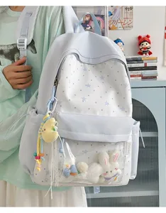 Japanischer Rucksack mit Sternenmuster und transparenter Vordertasche für Plüschpuppen.
