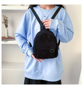 Kleiner schwarzer Kord Rucksack für Damen, süßer Mini Tagesrucksack, leicht und lässig.