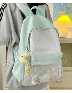 Niedlicher japanischer Ita-Rucksack mit transparenter Vordertasche und Plüschhase in Grün.