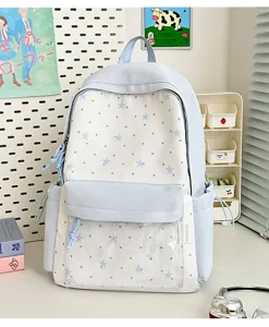 Hellblauer und weißer Rucksack mit Sternmuster, Detailansicht der transparenten Vordertasche.