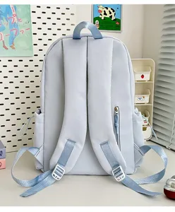 Hellblauer Schulrucksack Detailansicht mit verstellbaren Trägern und praktischen Taschen.