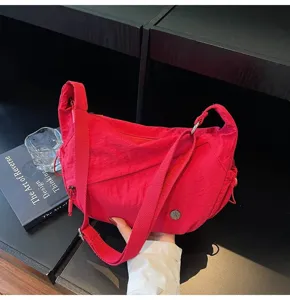 Kokkini casual nylon tsanta omou, stylato leptomereia crossbody tsanta dumpling.