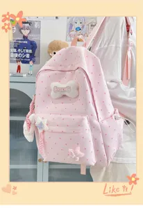 Scène détaillée montrant un joli sac à dos rose à pois avec breloque os en peluche porté.