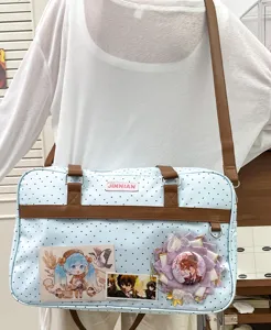 Borsa a tracolla a pois azzurro chiaro grande capacità con decorazione badge anime chic.