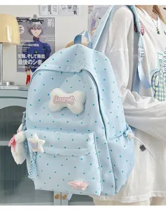 Détails du joli sac à dos bleu à pois style ins japonais avec pendentifs en peluche.
