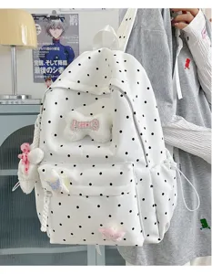Sac à dos blanc à pois de style japonais avec joli pendentif en peluche pour un usage quotidien.