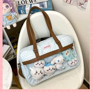 Dettaglio di borsa ita a pois carina con finestra trasparente e simpatici peluche.