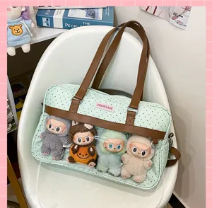 Dettaglio borsa a pois graziosa con finestra trasparente e peluche carini interni per viaggio.