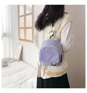 Klassischer kleiner Kordrucksack in Lila, leichtes Reisezubehoer fuer den taeglichen Weg.