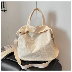 Minimalistiki mpez casual nylon tote tsanta me louri omou, stilati kai praktiki.