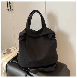 Λεπτομερής όψη της μαύρης slouchy τσάντας tote, μαλακή υφασμάτινη τσάντα ώμου με χερούλια.