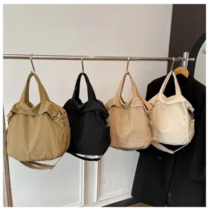 Λεπτομερης εικονα τσαντας tote casual, κρεμαστη παρουσίαση μεγαλης χωρητικότητας.