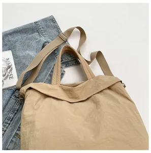 Λεπτομερής όψη της casual χακί τσάντας tote με ανθεκτικό ύφασμα και άνετο λουρί ώμου.
