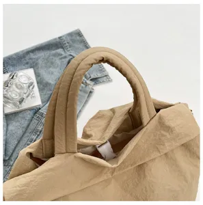 Minimalistiki monochromi tsanta tote, kompsi gynaikeia tsanta omou me plisse yfasma.