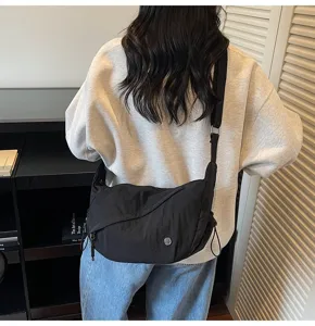 Μαύρη νάιλον τσάντα ώμου dumpling, casual χιαστί messenger στυλ για καθημερινή χρήση.