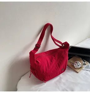 Kokkini casual elafrh tsanta omou imiselinos, polyleitourgikh nylon tsanta gia kathimerinh.