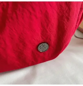 Kokkini nylon tsanta omou me leptomereia, elafri casual tsanta gia kathimerini xrisi.