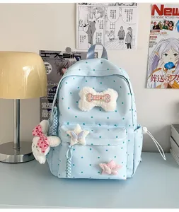 Vue détaillée du joli sac à dos à pois bleu clair de style japonais avec des pendentifs en peluche.