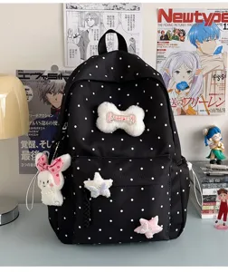 Vue détaillée du sac à dos à pois de style japonais avec des pendentifs en peluche dans la chambre.