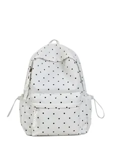 Vue detaillee du sac a dos blanc a pois noirs, poche zippee avant et tirettes tressees.