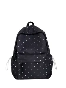 Vue de detail du sac a dos a pois noir et blanc montrant la fermeture eclair et la pochette.