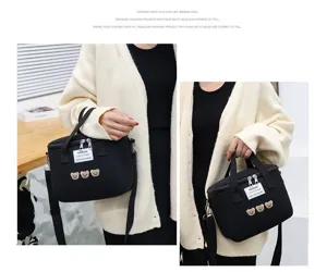 Schwarze isolierte Wickeltasche Detailansicht mit süßem Bärenstick und praktischem Schultergurt.