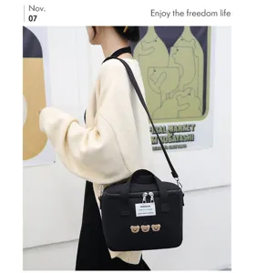 Schwarze isolierte Wickeltasche im koreanischen Stil mit niedlicher Bärenbestickung.