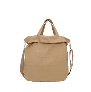 Λεπτομερής όψη της casual χακί τσάντας tote, από ανθεκτικό ύφασμα με χερούλια και λουρί.