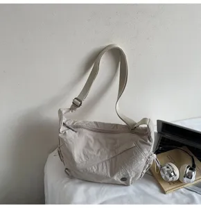 Minimalistική casual νάιλον τσάντα ώμου, ευέλικτη καθημερινή τσάντα χιαστί μετακίνησης λεπτομέρεια.