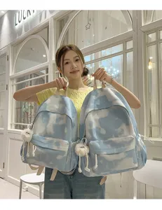 Zaino per studenti tie-dye blu con peluche, grande capacita per il viaggio e uso quotidiano.