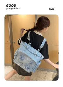 Vista dettagliata dello zaino ita azzurro, borsa multifunzione con spille anime.