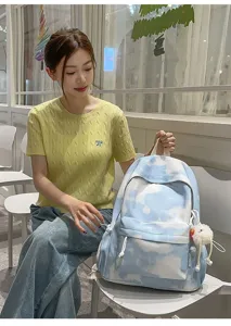 Zaino elegante azzurro con fantasia di nuvole, grande capacita per viaggi e scuola.