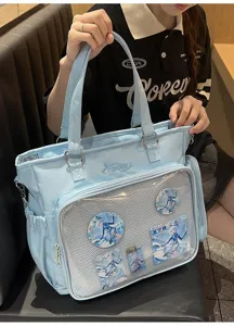 Primo piano dettagliato della borsa ita blu chiaro con tasca trasparente e badge anime.