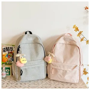 Vista dettagliata dello zaino a quadri in stile coreano con simpatico portachiavi di peluche.