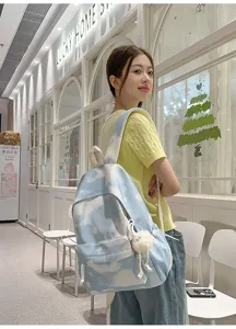 Zaino alla moda con motivo nuvola tie dye, ciondolo di peluche, grande borsa per studenti.
