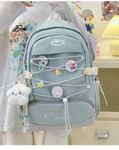Zaino scolastico in stile giapponese, grande capacità con simpatici badge dei cartoni animati.