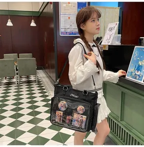 Vista dettagliata della borsa ita nera con tasca trasparente e badge anime, borsa in tela.